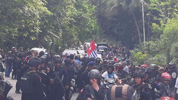 Aktivis Papua Filep Karma dibawa ke rumah duka di Distrik Jayapura Utara.