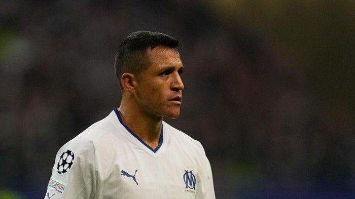 FRANKFURT AM MAIN, GERMANY - OCTOBER 26: Alexis Sanchez of Olympique Marseille looks on during the UEFA Champions League group D match between Eintracht Frankfurt and Olympique Marseille at Deutsche Bank Park on October 26, 2022 in Frankfurt am Main, Germany. (Photo by Ulrik Pedersen/DeFodi Images via Getty Images)