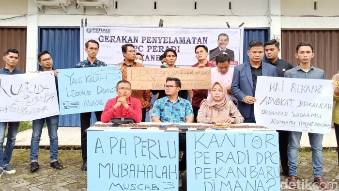 Anggota Peradi Pekanbaru tuntut kejelasan kepengurusan.