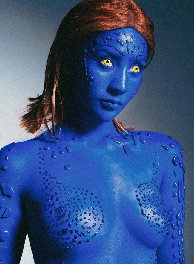 Tampil maksimal, Anya tampak mengubah seluruh kulitnya menjadi warna biru. Agar makin mirip dengan karakter yang dipilihnya, Anya mengenakan rambut pendek berwarna coklat kemerahan dan softlens berwarna hijau terang. Foto: Instagram/@anyageraldine