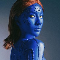 Potret Anya saat cosplay jadi Mystique langsung berhasil mencuri atensi dan membuat heboh. Pasalnya kostum yang dikenakannya itu membuat lekuk tubuhnya jadi jelas terlihat, seperti tidak mengenakan pakaian sama sekali. Foto: Instagram/@anyageraldine