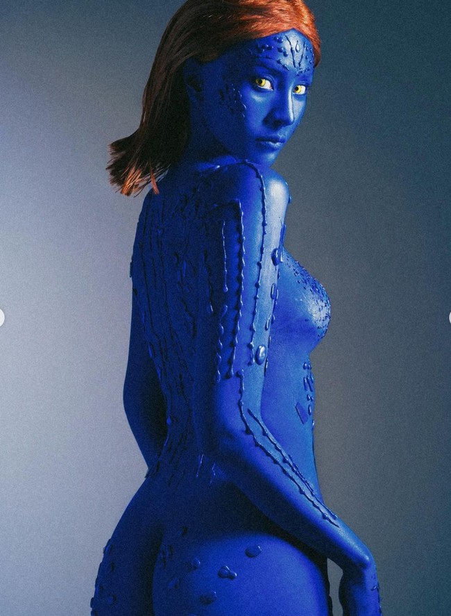 Untuk berubah menjadi karakter Mystique, Anya dibantu oleh MUA yang dipercayanya, Vina Vania dan beberapa asisten MUA tersebut. Sementara untuk penata rambutnya Anya mempercayakan hairstylist Elyas Haruna L. Foto: Instagram/@anyageraldine