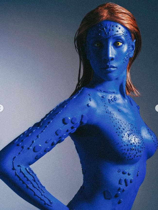 Seperti karakter Mystique, seluruh tubuh Anya Geraldine tidak hanya diwarnai biru, melainkan juga diberi tempelan seperti manik-manik yang juga berwarna biru. Dengan softlens berwarna terang penampilannya jadi terlihat cukup menyeramkan. Foto: Instagram/@anyageraldine