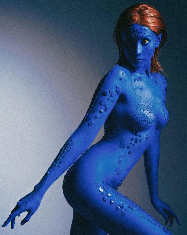 Anya Geraldine bertransformasi jadi manusia mutan Mystique. Selebgram dan aktris ini tampil seksi berkostum biru dengan lensa kontak kuning dan rambut cokelat keemasan. Foto: dok Instagram @anyageraldine