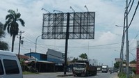 Baliho yang sempat bikin heboh itu akhirnya dicopot pada Selasa (1/11) siang. Plt Kasatpol PP Pekalongan Budi Rahardjo menyebut baliho itu dicopot sendiri oleh pemasangnya. Foto: dok. Satpol PP Pekalongan