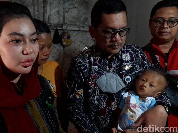 Balita gizi buruk di Brebes dijemput untuk dipindahkan ke RSUD, Selasa (1/11/2022).