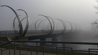 Jembatan ini kayak jalan menuju rumahnya Loki. Foto: Dok. BoredPanda