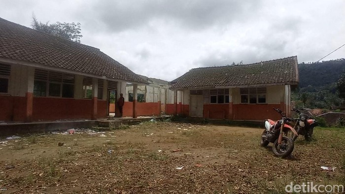 Bangunan SDN Bunijaya Kecamatan Cikadu jadi sarang walet