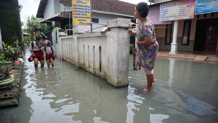 Banjir di Tulungagung dikeluhkan warga mengeluarkan bau menyengat. Diketahui, banjir tersebut sudah terjadi sejak Jumat (21/10/2022).