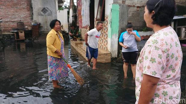 Banjir di Tulungagung dikeluhkan warga mengeluarkan bau menyengat. Diketahui, banjir tersebut sudah terjadi sejak Jumat (21/10/2022).