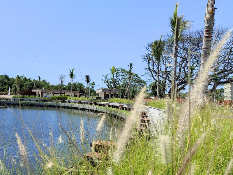 Berdasarkan pemantauan detikBali, pembangunan Embung Sanur memang sudah selesai. Embung Sanur dibangun dengan kolam melingkar yang berbentuk oval. Di dalam Embung terdapat anjungan yang dibangun tepat pada bagian tengah. Foto: I Wayan Sui Suadnyana