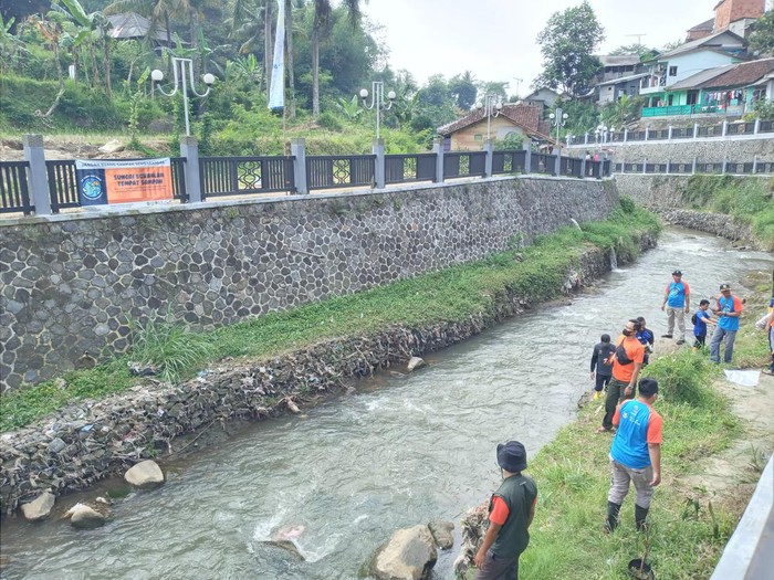 Bersih-bersih sungai di Sukabumi.
