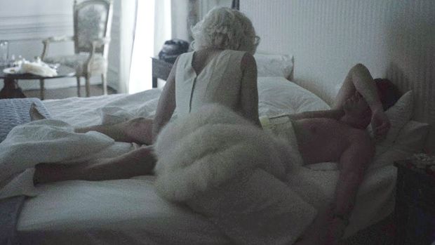 Cuplikan adegan Ana de Armas di Blonde.