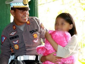 Senyum Bocah Ditelantarkan Ayah dalam Mobil di Pekalongan Dapat Banyak Kado