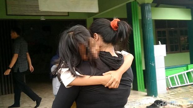 Bocah yang ditelantarkan ayah dalam mobil sendirian di Pekalongan kini sudah bertemu ibunya. Foto diambil Selasa (1/11/2022).