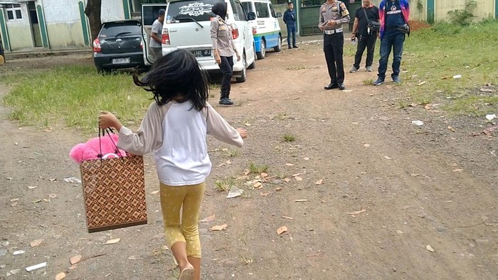 Bocah yang ditelantarkan ayahnya dalam mobil sendirian akhirnya dijemput ibunya pulang ke Brebes. Foto Selasa (1/11/2022)
