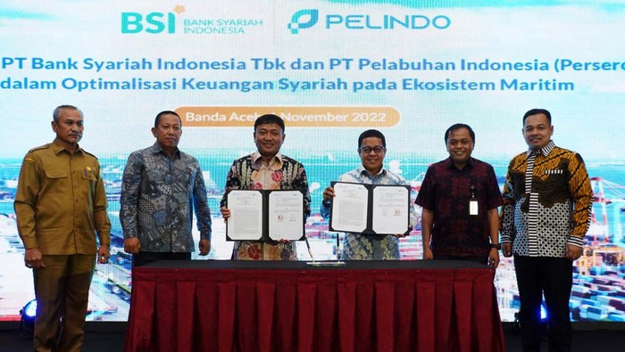 Kepala Biro Ekonomi Provinsi Aceh Amirullah, Direktur Wholesale & Transaction Banking BSI Zaidan Novari, Wakil Direktur Utama BSI Bob Tyasika Ananta, Wakil Direktur Utama Pelindo Hambra, Direktur Keuangan Pelindo Mega Satria, Kepala Kantor Perwakilan BI Aceh Achris Sarwani saat penandatanganan Perjanjian Kerja Sama BSI dengan Pelindo terkait layanan jasa perbankan melalui sistem host to host di Banda Aceh (1/11).
