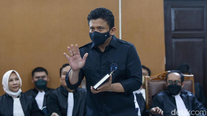 Ferdy Sambo selalu membawa buku berwarna hitamnya dalam sidang. Sementara Putri Candrawathi hari terlihat membawa map plastik berwarna oranye.