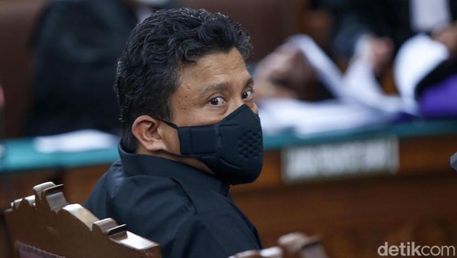 Ferdy Sambo selalu membawa buku berwarna hitamnya dalam sidang. Sementara Putri Candrawathi hari terlihat membawa map plastik berwarna oranye.