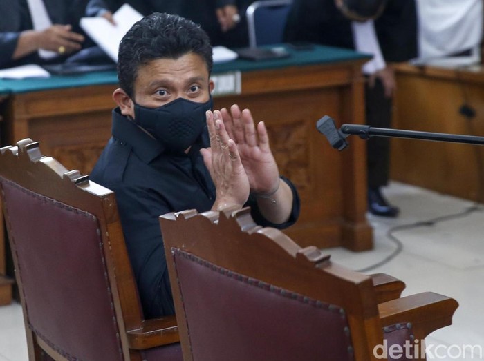 Ferdy Sambo selalu membawa buku berwarna hitamnya dalam sidang. Sementara Putri Candrawathi hari terlihat membawa map plastik berwarna oranye.