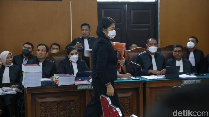 Ferdy Sambo selalu membawa buku berwarna hitamnya dalam sidang. Sementara Putri Candrawathi hari terlihat membawa map plastik berwarna oranye.