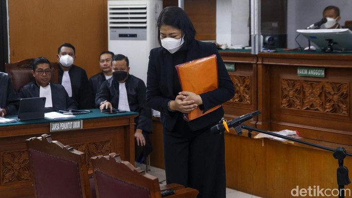 Ferdy Sambo selalu membawa buku berwarna hitamnya dalam sidang. Sementara Putri Candrawathi hari terlihat membawa map plastik berwarna oranye.