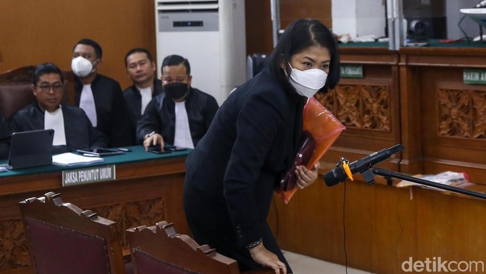 Ferdy Sambo selalu membawa buku berwarna hitamnya dalam sidang. Sementara Putri Candrawathi hari terlihat membawa map plastik berwarna oranye.