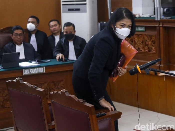 Ferdy Sambo selalu membawa buku berwarna hitamnya dalam sidang. Sementara Putri Candrawathi hari terlihat membawa map plastik berwarna oranye.