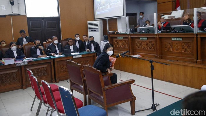 Ferdy Sambo selalu membawa buku berwarna hitamnya dalam sidang. Sementara Putri Candrawathi hari terlihat membawa map plastik berwarna oranye.