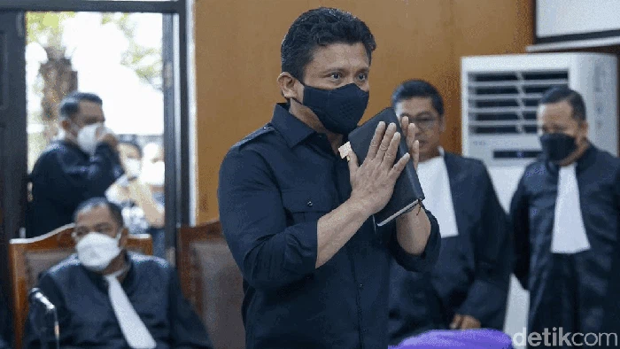Ferdy Sambo selalu membawa buku berwarna hitamnya dalam sidang. Sementara Putri Candrawathi hari terlihat membawa map plastik berwarna oranye.