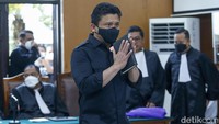Ferdy Sambo memasuki ruang sidang PN Jaksel dengan membawa buku berwarna hitam, Selasa (1/11/2022).