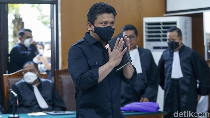 Ferdy Sambo selalu membawa buku berwarna hitamnya dalam sidang. Sementara Putri Candrawathi hari terlihat membawa map plastik berwarna oranye.