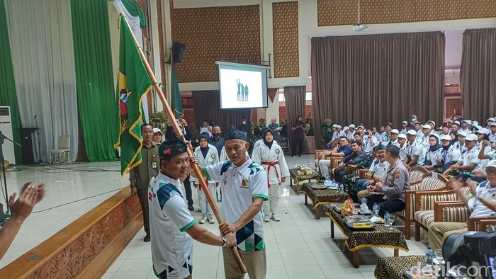 Bupati Bandung saat melepas kontingen atlet Porprov XIV Jabar