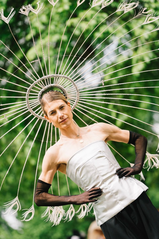 Penampilan Christian memang menjadi pusat perhatian karena menghebohkan.Foto: Getty Images