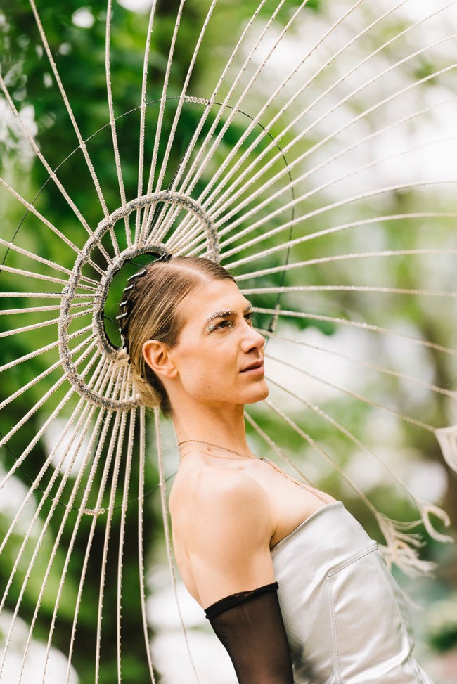 Ia bahkan menghias area wajahnya. Bagian alis dan matanya dihias dengan glitter.Foto: Getty Images