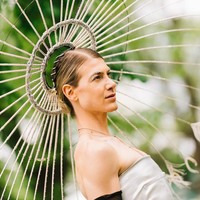 Ia bahkan menghias area wajahnya. Bagian alis dan matanya dihias dengan glitter.Foto: Getty Images