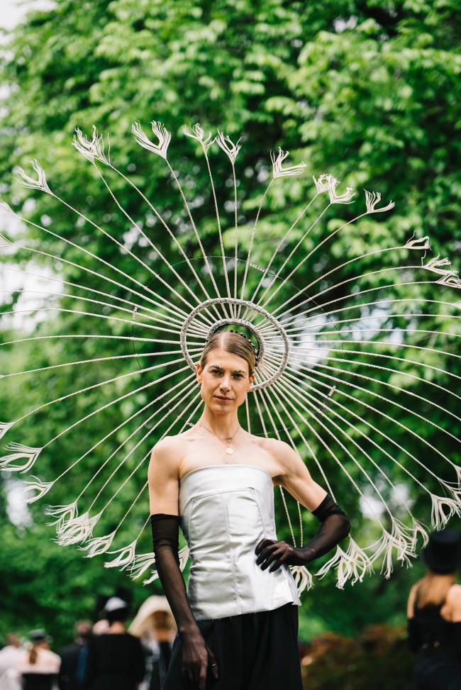 Model dan aktor Christian Wilkins jadi sorotan di acara Derby Day di Melbourne, Australia, Sabtu (29/10/2022). Model transgender itu mendapatkan kritikan karena mengenakan busana feminin di acara tersebut. Foto: Getty Images