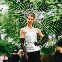 Model dan aktor Christian Wilkins jadi sorotan di acara Derby Day di Melbourne, Australia, Sabtu (29/10/2022). Model transgender itu mendapatkan kritikan karena mengenakan busana feminin di acara tersebut. Foto: Getty Images