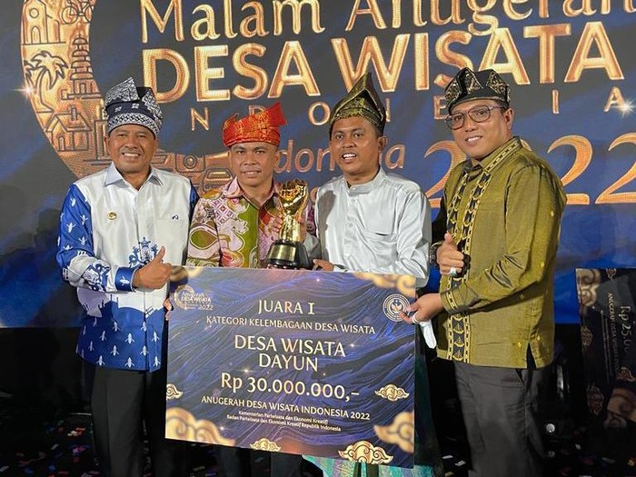 Bupati Siak menerima penghargaan. Istimewa