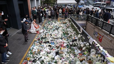 TKP Tragedi Halloween Itaewon Dipenuhi Karangan Bunga