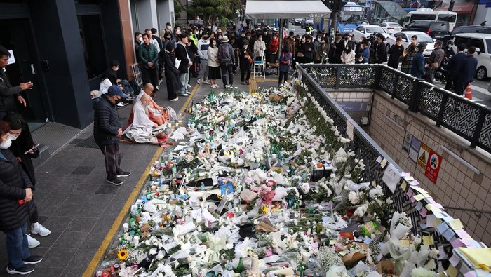 Mourners attend a floral tribute near the scene of a crowd crush that happened during Halloween festivities, in Seoul, South Korea, November 1, 2022. REUTERS/Kim Hong-Ji