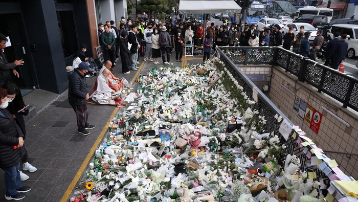 Dekat Lokasi Tragedi Halloween Itaewon Dipenuhi Karangan Bunga Mourners attend a floral tribute near the scene of a crowd crush that happened during Halloween festivities, in Seoul, South Korea, November 1, 2022. REUTERS/Kim Hong-Ji