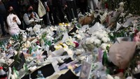 Para warga datang untuk berdoa dengan membawa bunga dan meletakkannya di luar stasiun kereta bawah tanah Itaewon, yang tak jauh dengan lokasi kejadian.