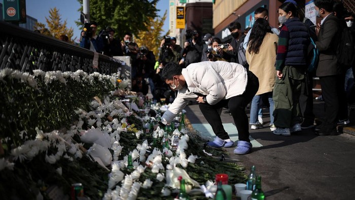Dekat Lokasi Tragedi Halloween Itaewon Dipenuhi Karangan Bunga Mourners attend a floral tribute near the scene of a crowd crush that happened during Halloween festivities, in Seoul, South Korea, November 1, 2022. REUTERS/Kim Hong-Ji