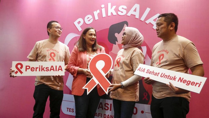 Ki-Ka: Benjamin Winoto, Group Commercial Director Mayapada Healthcare; Kathryn Parapak, Chief Marketing Officer AIA; Tri Oetami, Wakil Ketua Yayasan Daya Dara Indonesia (Lovepink); Doddy Widodo, Country Business Manager Columbia Asia Hospital; berinteraksi saat acara peluncuran inisiatif PeriksAIA, di Jakarta, Senin (31/10/2022). PT AIA Financial (AIA) meluncurkan inisiatif PeriksAIA, yaitu pemberian 1.500 tes mammografi dan USG payudara secara gratis bagi perempuan Indonesia.