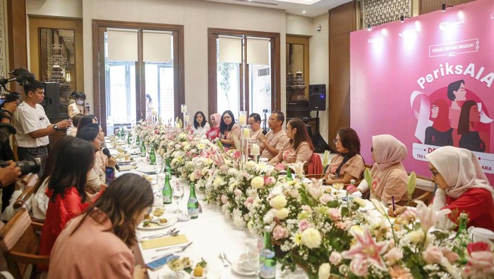 Ki-Ka: Benjamin Winoto, Group Commercial Director Mayapada Healthcare; Kathryn Parapak, Chief Marketing Officer AIA; Tri Oetami, Wakil Ketua Yayasan Daya Dara Indonesia (Lovepink); Doddy Widodo, Country Business Manager Columbia Asia Hospital; berinteraksi saat acara peluncuran inisiatif PeriksAIA, di Jakarta, Senin (31/10/2022). PT AIA Financial (AIA) meluncurkan inisiatif PeriksAIA, yaitu pemberian 1.500 tes mammografi dan USG payudara secara gratis bagi perempuan Indonesia.