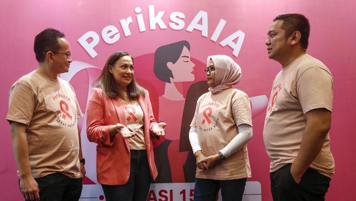 Deteksi Dini Kanker Payudara dengan Skrining Mammografi Gratis Ki-Ka: Benjamin Winoto, Group Commercial Director Mayapada Healthcare; Kathryn Parapak, Chief Marketing Officer AIA; Tri Oetami, Wakil Ketua Yayasan Daya Dara Indonesia (Lovepink); Doddy Widodo, Country Business Manager Columbia Asia Hospital; berinteraksi saat acara peluncuran inisiatif PeriksAIA, di Jakarta, Senin (31/10/2022). PT AIA Financial (AIA) meluncurkan inisiatif PeriksAIA, yaitu pemberian 1.500 tes mammografi dan USG payudara secara gratis bagi perempuan Indonesia.