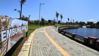 Di luar embung nampak dibangun jalan berpaving melingkar. Jalan paving ini bisa dipakai oleh pengunjung nantinya untuk melakukan aktivitas joging atau sekadar berkeliling melihat Embung Sanur dari berbagai arah. Foto: I Wayan Sui Suadnyana