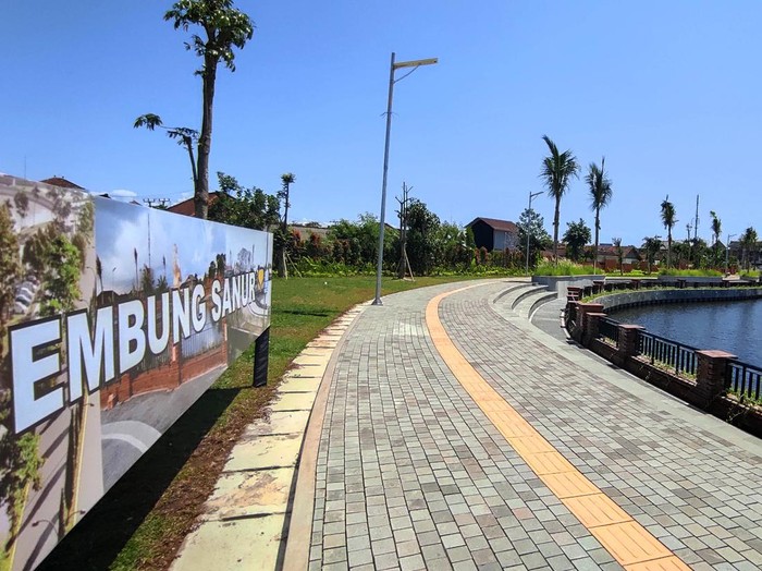 Di luar embung nampak dibangun jalan berpaving melingkar. Jalan paving ini bisa dipakai oleh pengunjung nantinya untuk melakukan aktivitas joging atau sekadar berkeliling melihat Embung Sanur dari berbagai arah. Foto: I Wayan Sui Suadnyana