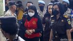 Dikawal dan Diborgol, Putri Candrawathi Tiba di PN Jaksel